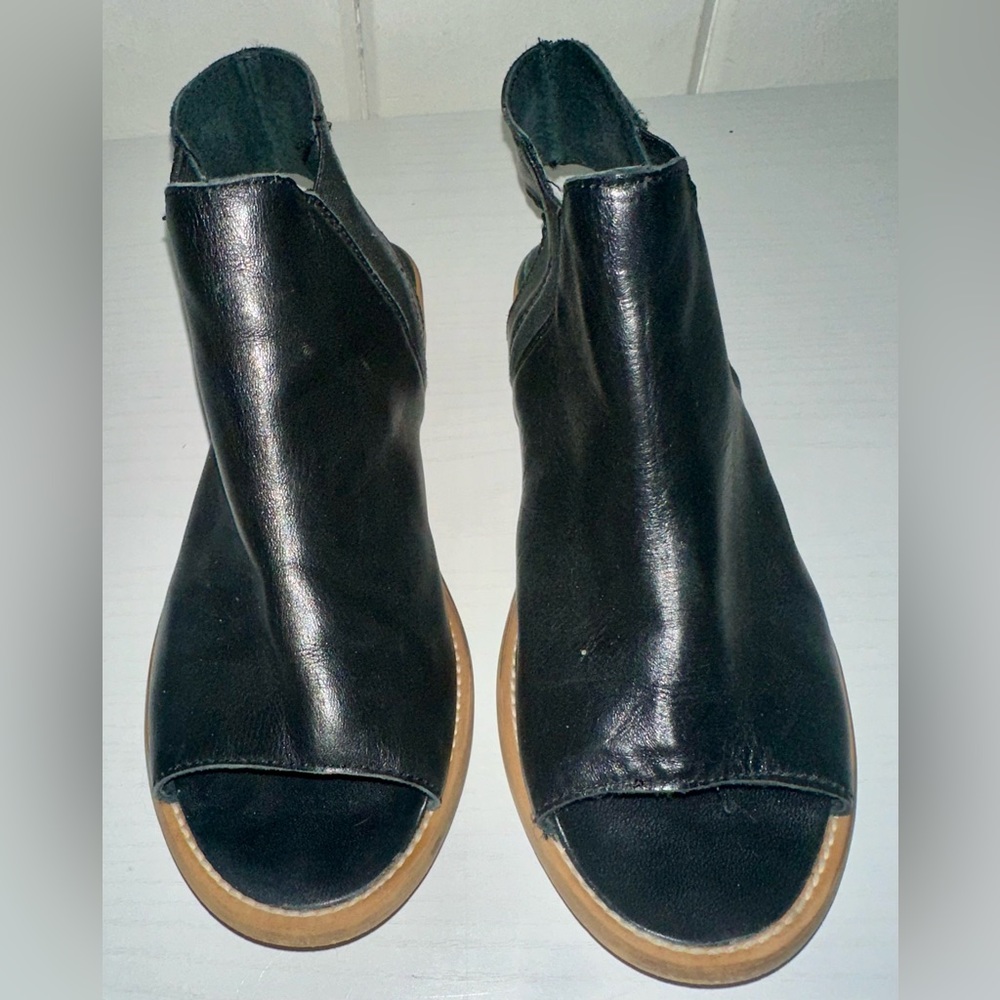 Musse & Cloud Black Leather Aymin Sandals